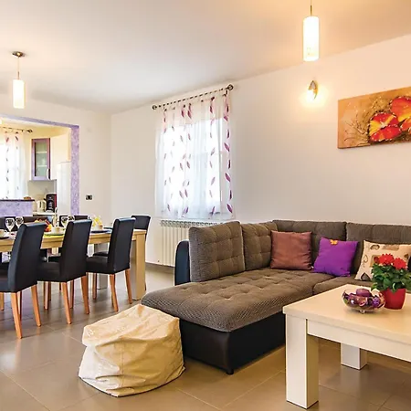 Awesome In Hr-52215 With Kitchen Holiday home