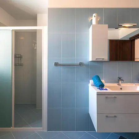 Awesome In Hr-52215 With Kitchen Holiday home