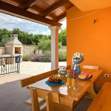 Awesome In Hr-52215 With Kitchen Holiday home Vodnjan