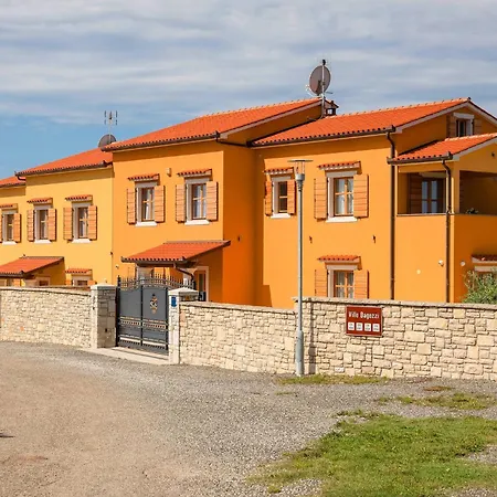 Awesome In Hr-52215 With Kitchen Holiday home