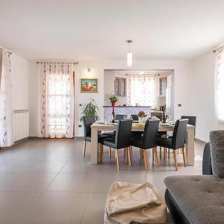 Holiday home Awesome In Hr-52215 With Kitchen *
