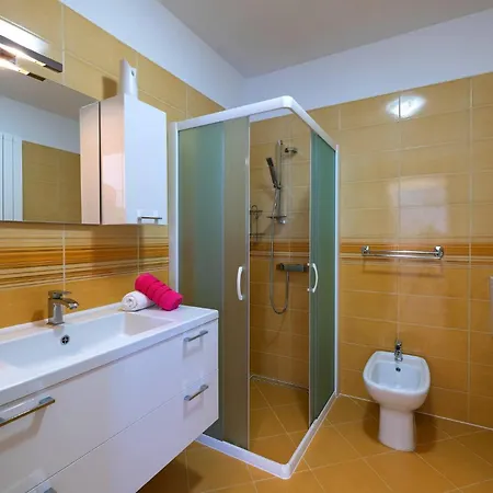 Holiday home Awesome In Hr-52215 With Kitchen Vodnjan