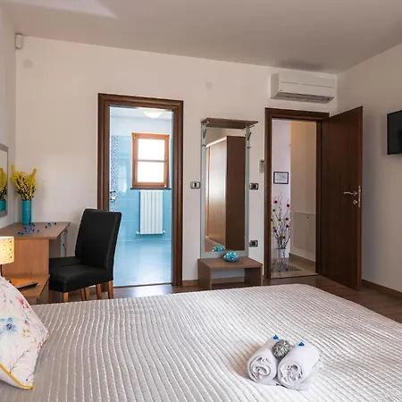 Awesome In Hr-52215 With Kitchen Holiday home