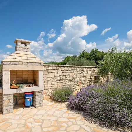 Holiday home Awesome In Hr-52215 With Kitchen