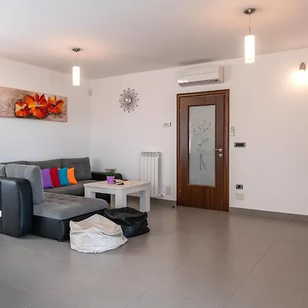 Holiday home Awesome In Hr-52215 With Kitchen Vodnjan