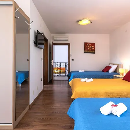 Awesome In Hr-52215 With Kitchen Holiday home