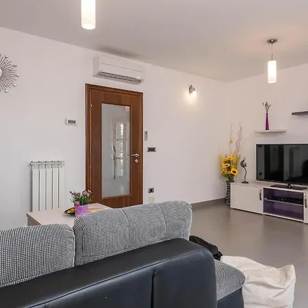 Awesome In Hr-52215 With Kitchen Vodnjan